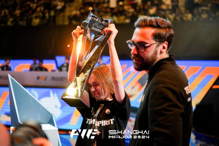 WE赛后群访：Fofo说Jiejie赛前表示要抓中，但根本抓不到