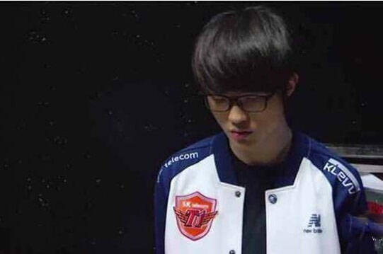 Ropz在赛车赛道上撞毁保时捷